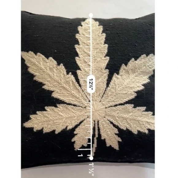 JONATHAN ADLER x HIGHER STANDARDS RARE Throw Pillow Black Cream Knit Leaf Design - Picture 4 of 7